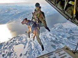 Британская армия в Афганистане использует собак-десантников