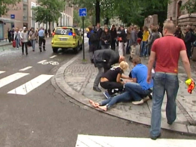 Общее число погибших от терактов в Норвегии - почти 90 человек