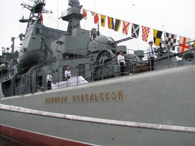 БДК-98 стал "Адмиралом Невельским"