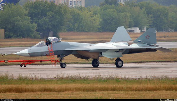 Опытные образцы истребителя пятого поколения поступят в ВВС РФ в 2013 году - главком