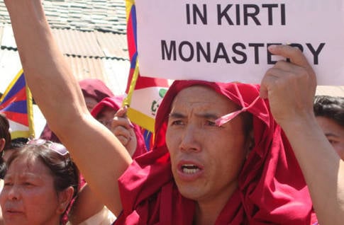 Китайская армия окружила тибетский монастырь