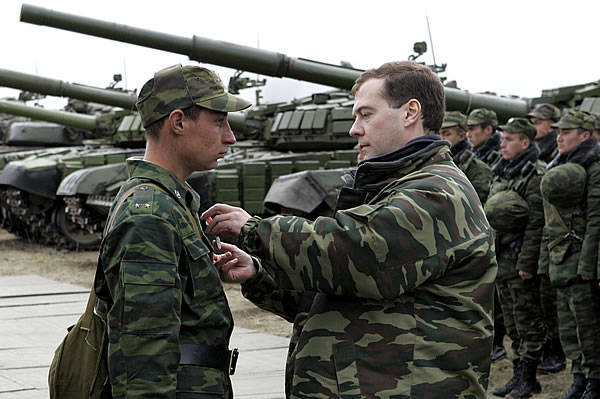 Расходы на перевооружение российской армии сдерживают экономические возможности страны, считает директор ЦАСТ