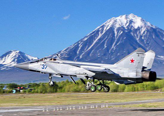В небе Камчатки тренируются лётчики истребителей-перехватчиков МиГ-31