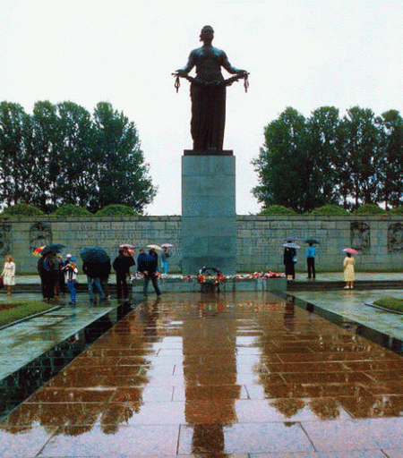 Пискаревское кладбище: память о страшных днях блокады Ленинграда