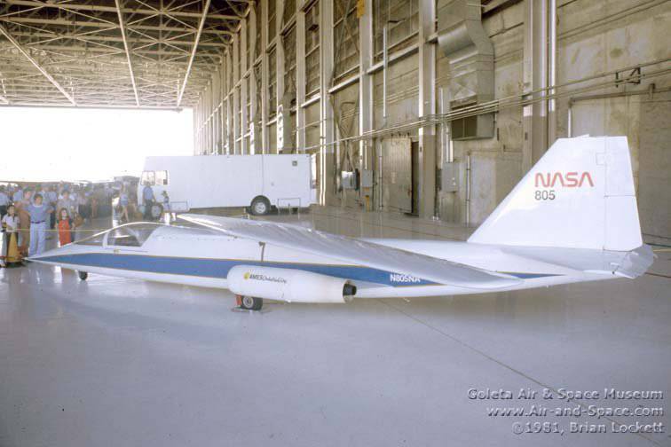 Самолет AD-1 с крылом асимметрично изменяемой стреловидности "ножницы"