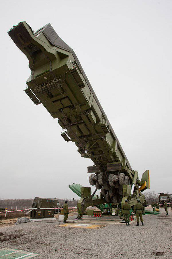 Транспортировка и загрузка в шахту межконтинентальной баллистической ракеты ракетного комплекса 5-го поколения РТ-2ПМ2 «Тополь-М»