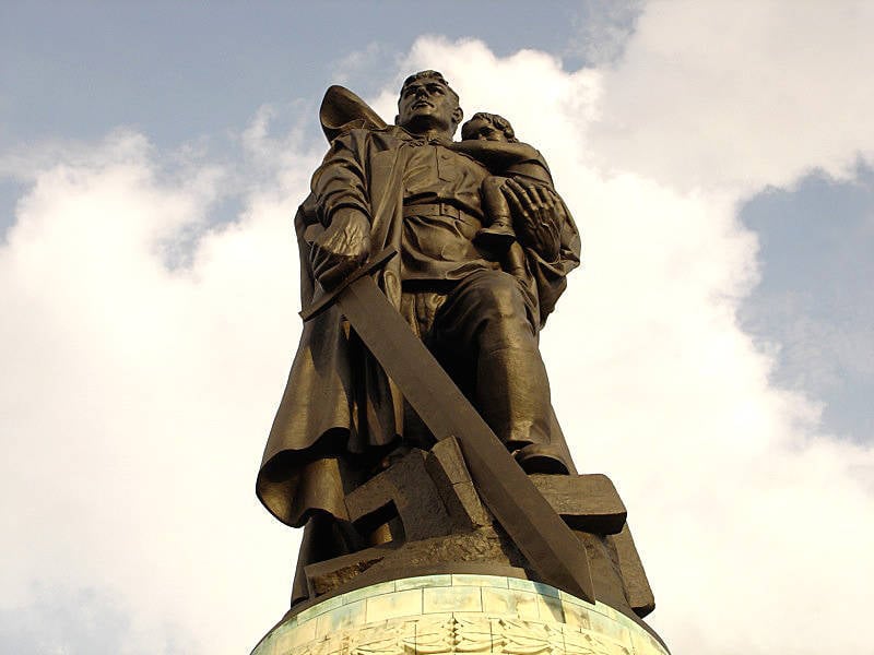 На Западе развёрнута кампания по демонизации советского солдата – победителя