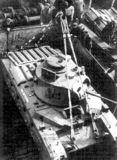Погрузка танков «Матильда» в трюм судна, направляющегося в СССР, 1942г.