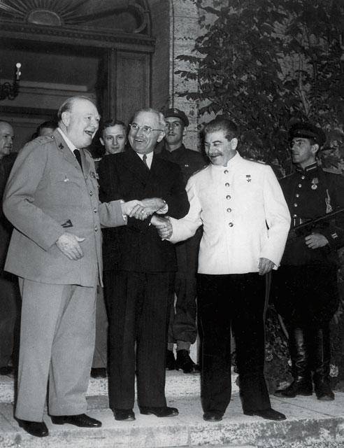 На Потсдамской конференции Сталин жаловался Черчиллю и Трумэну на «тяжелое положение в России» и просил возместить хотя бы одну двадцатую потерь Фото: Interfoto (ИТАР-ТАСС)
