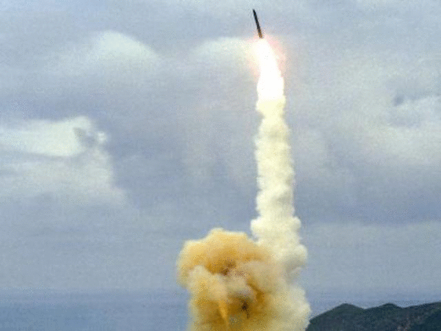 США провели отложенное испытание баллистической ракеты: на небе она оставила странный пузырь