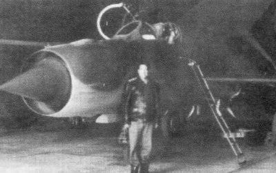 Коллега - египетский подполковник Амин Ради у своего МиГ-21Р. На счету летчика 2200 вылетов и два катапультирования из подбитого самолета