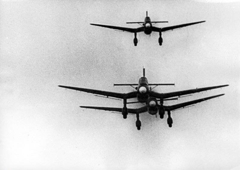 Немецкие пикирующие бомбардировщики Юнкерс Ю-87 (Ju-87) в небе Польши.