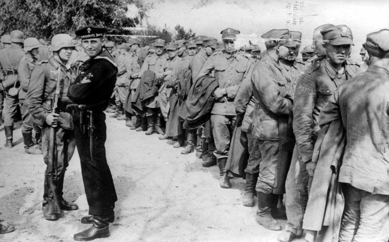 Немецкий матрос и солдаты у колонны польских пленных в окрестностях Данцига (Гданьска).