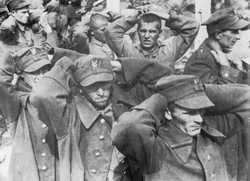 Солдаты польского гарнизона Вестерплатте в немецком плену.