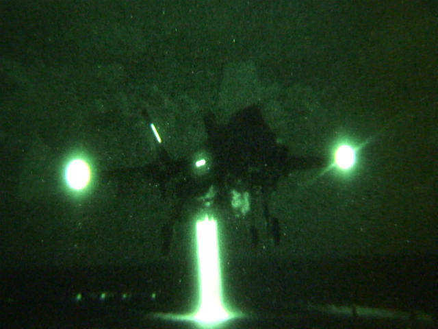 F-35B впервые выполнил ночную посадку на палубу корабля