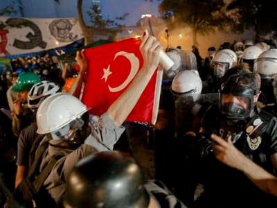 Евгений Пожидаев: Несостоявшаяся империя: кто, кому и почему противостоит на турецких улицах?