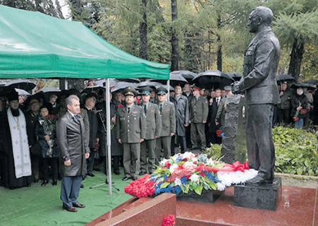 Памятник первому министру обороны. Монумент открыт на Новодевичьем кладбище