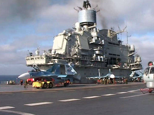 Российский авианосец попал в шторм в Средиземном море