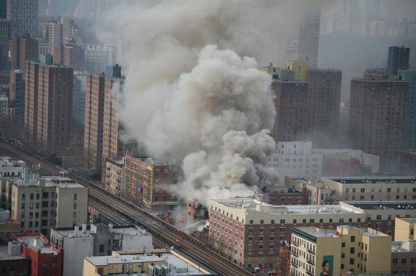 В Нью-Йорке в результате взрыва обрушились два здания, пострадали 11 человек