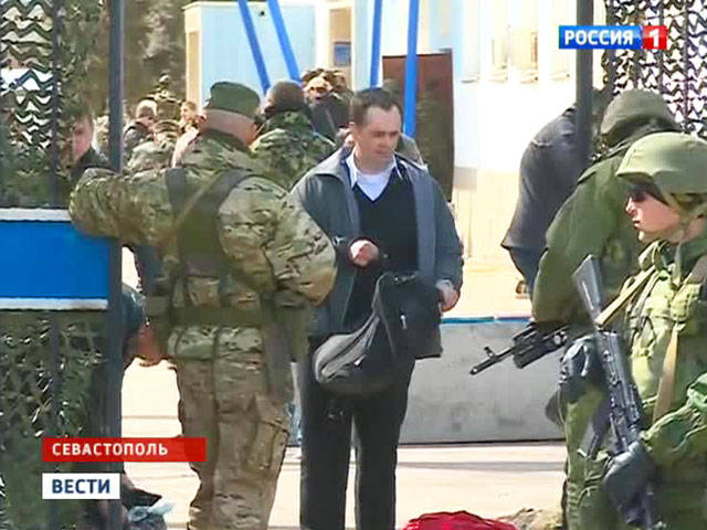 Украинские моряки под аплодисменты покинули штаб ВМС Украины в Севастополе