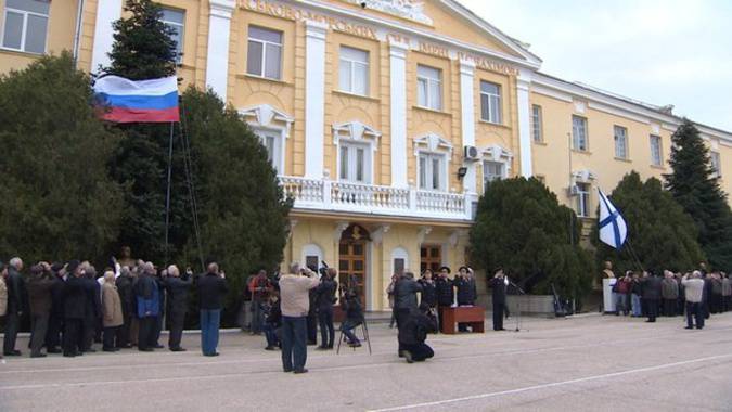 Над училищем имени Нахимова торжественно поднят флаг России