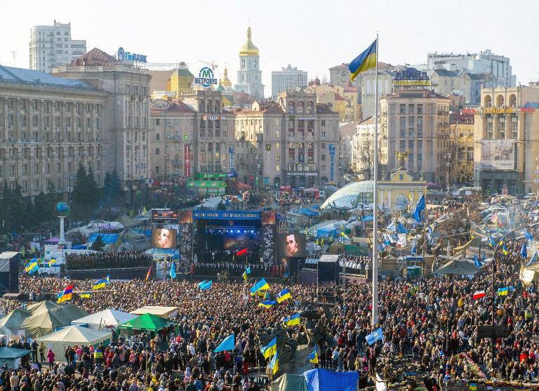 Активисты «евромайдана» посадили в центре Киева огород и строят свинарник