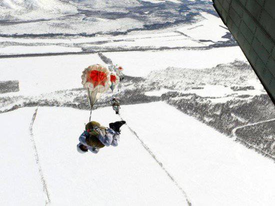 Тренировки по прыжкам с парашютом выполнили «чёрные береты» на Камчатке