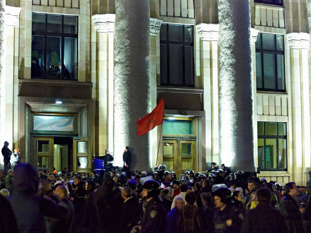 Митингующих вытеснили из обладминистрации Харькова, возникший пожар потушен