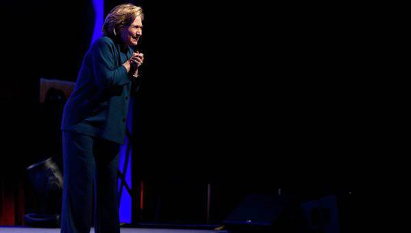 В бывшего госсекретаря США метнули обувь, когда она выступала с лекцией в Лас-Вегасе