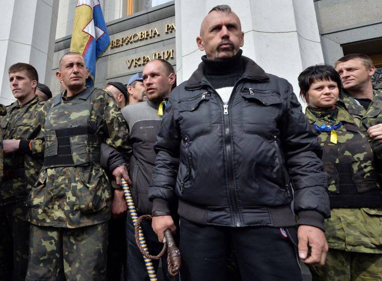 Протестующие в Киеве загоняют депутатов Верховной рады обратно в здание