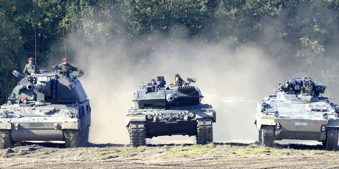 Минобороны: НАТО трехкратно превосходит Россию в бронетехнике в Европе