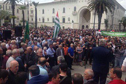 В Абхазии оппозиция штурмует здание президентской администрации