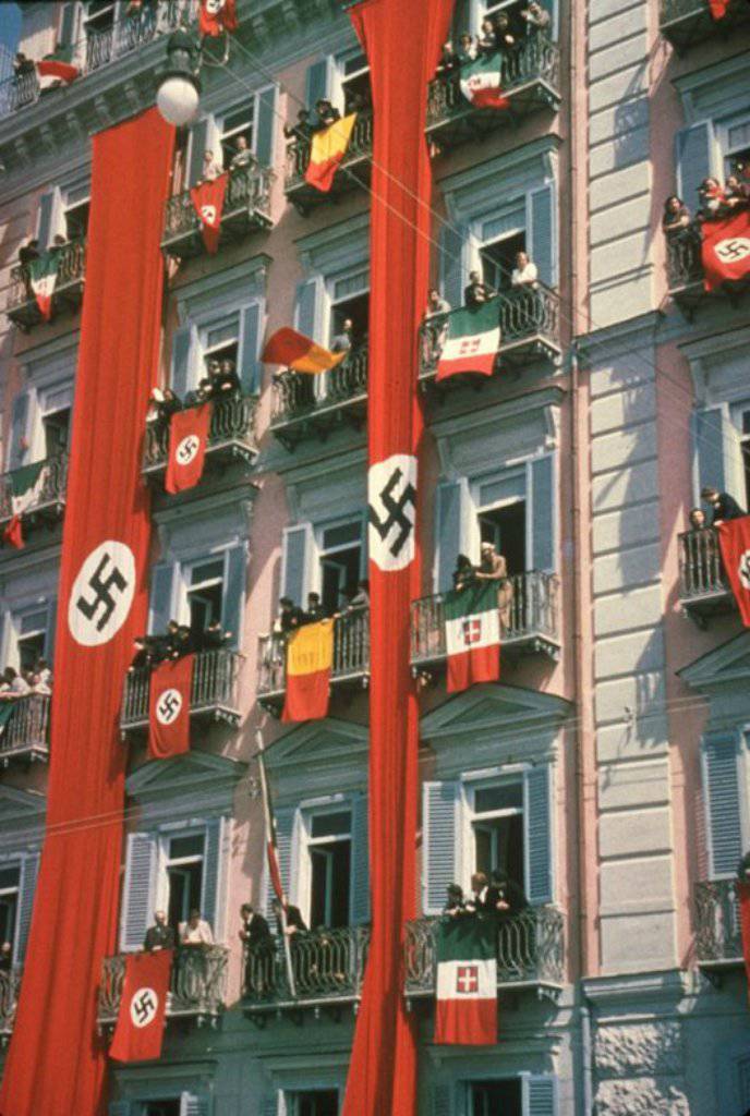 «Модное веяние» по развешиванию флагов на балконах и окнах самостийных украинцев, вне сомнений, было заимствовано у фашистской Германии (с сайта photochronograph.ru)