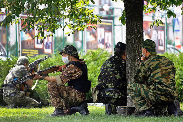 В центре Донецка ополченцы проводят боевую операцию