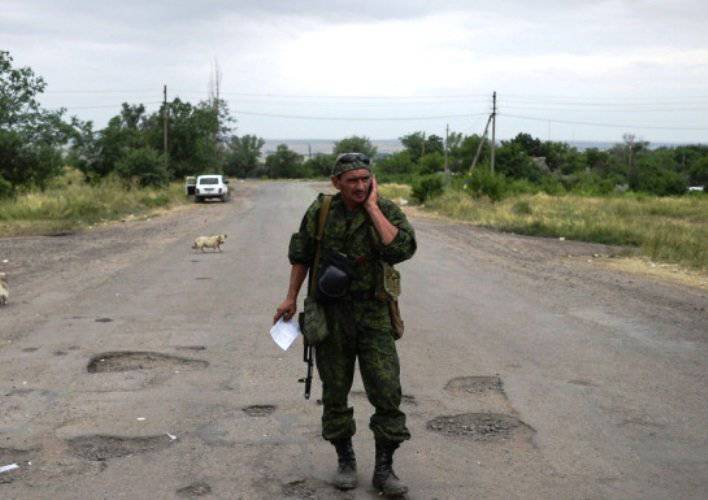 Украинские силовики расстреливают машины, направляющиеся в Изварино