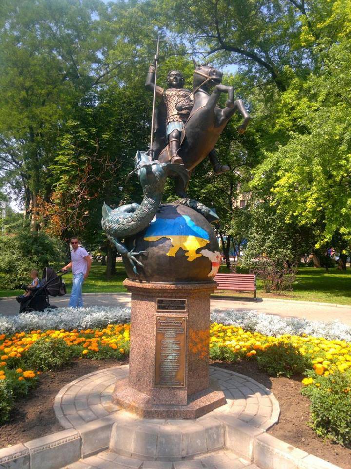 Памятник Георгию Победоносцу в Донецке, фото сделано в 2012 году