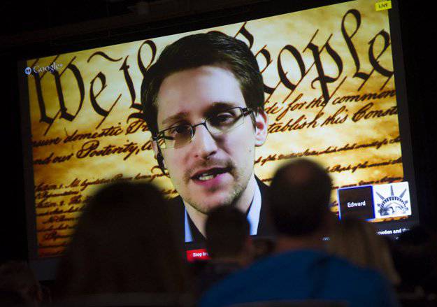 Эдварду Сноудену предоставили вид на жительство в России