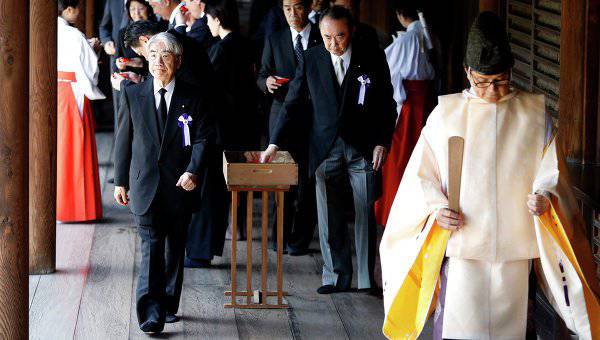 Японские политики нанесли визит в «милитаристский» храм Ясукуни в Токио
