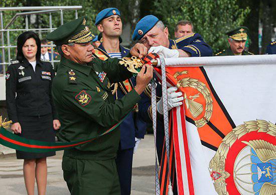 Сергей Шойгу наградил 76-ю гвардейскую десантно-штурмовую дивизию ВДВ орденом Суворова