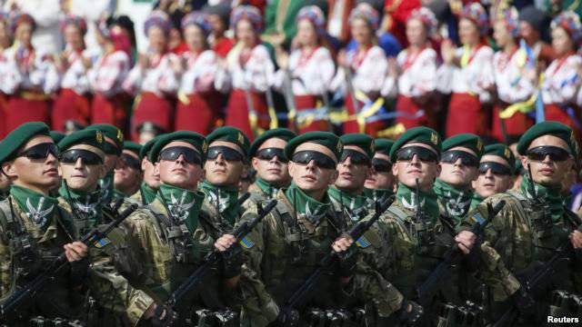 Ряды участников киевского парада редеют