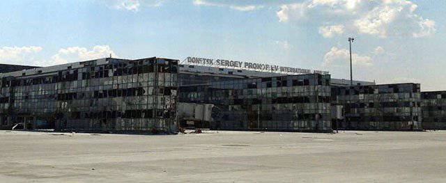 Украинские силовики прорываются из аэропорта Донецка