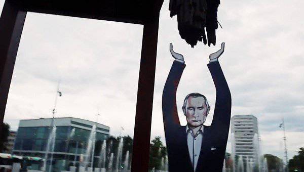 Трехметровый Путин стал опорой для женевского «Сломанного стула»