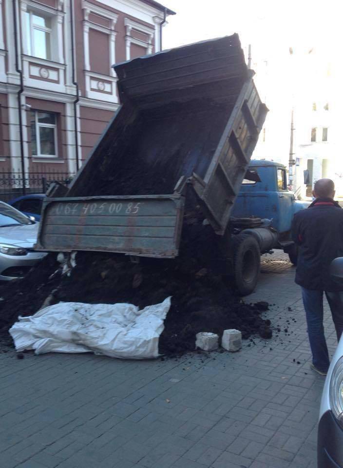 Навоз против навоза: Ляшко завалил двор офиса ТК "1+1" продуктами животной жизнедеятельности