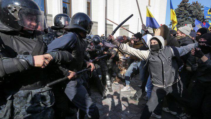 Националисты устроили побоище у стен парламента в Киеве