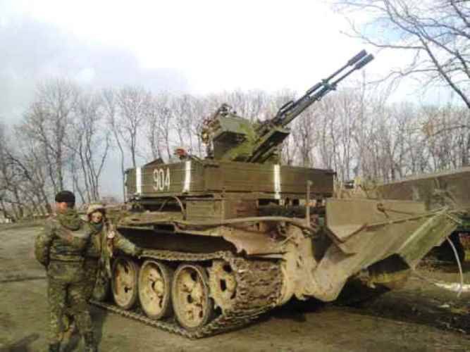 Украинские военные вооружают бронетягачи