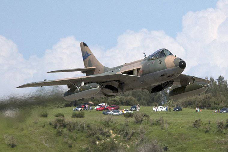 Неподалёку от калифорнийской базы ВМС США разбился истребитель-бомбардировщик Hawker Hunter