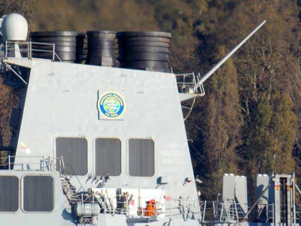 По пути в акваторию Чёрного моря американский эсминец "Росс" встретился с российскими БДК