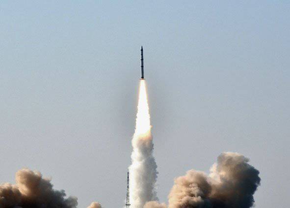 Китайские специалисты создают серию мобильных твердотопливных ракет различного назначения