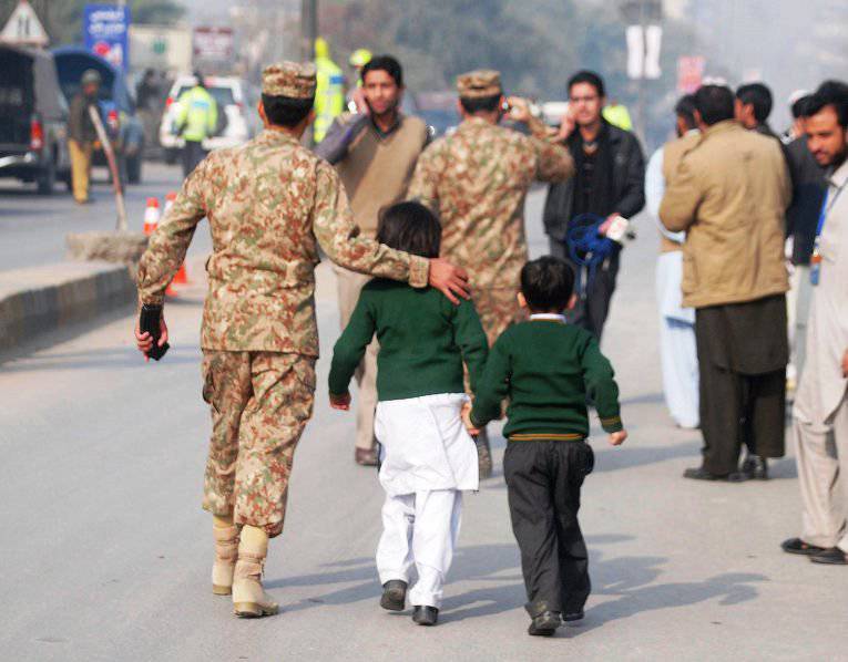 В Пакистане в результате захвата талибами военного училища погибли 104 человека
