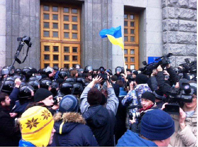 Прокиевские активисты штурмуют в Харькове горсовет